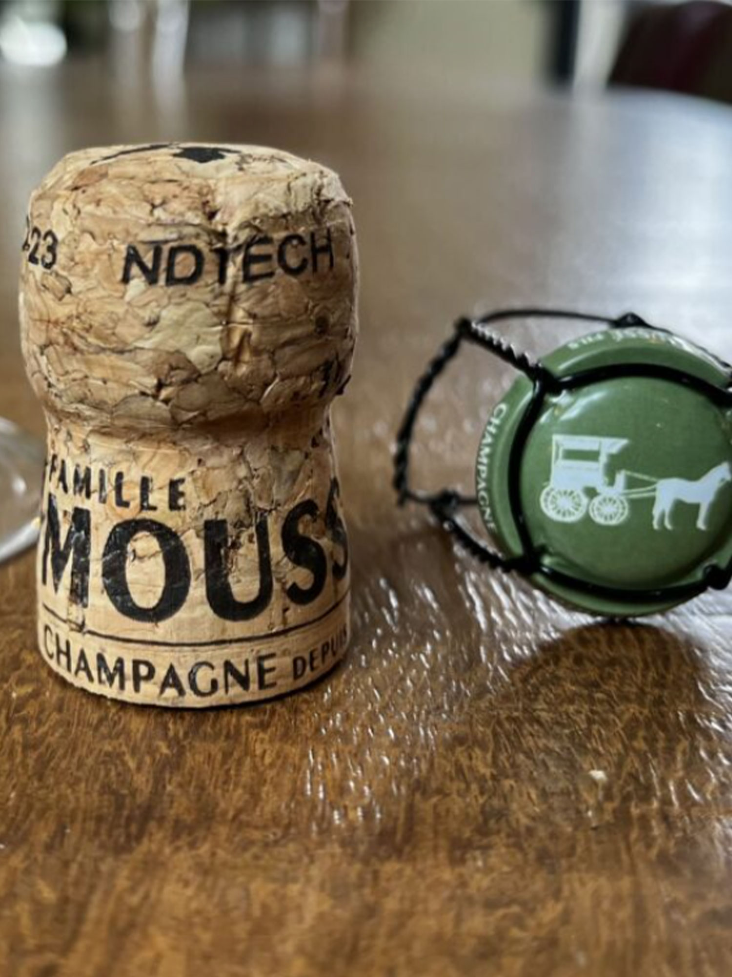 Secli Weinwelt - Donnschtig-Degu – Norina Pez & Champagne Famille Moussé